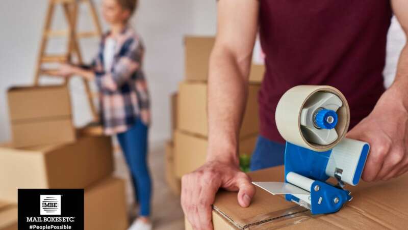 pareja empaquetando para una mudanza internacional