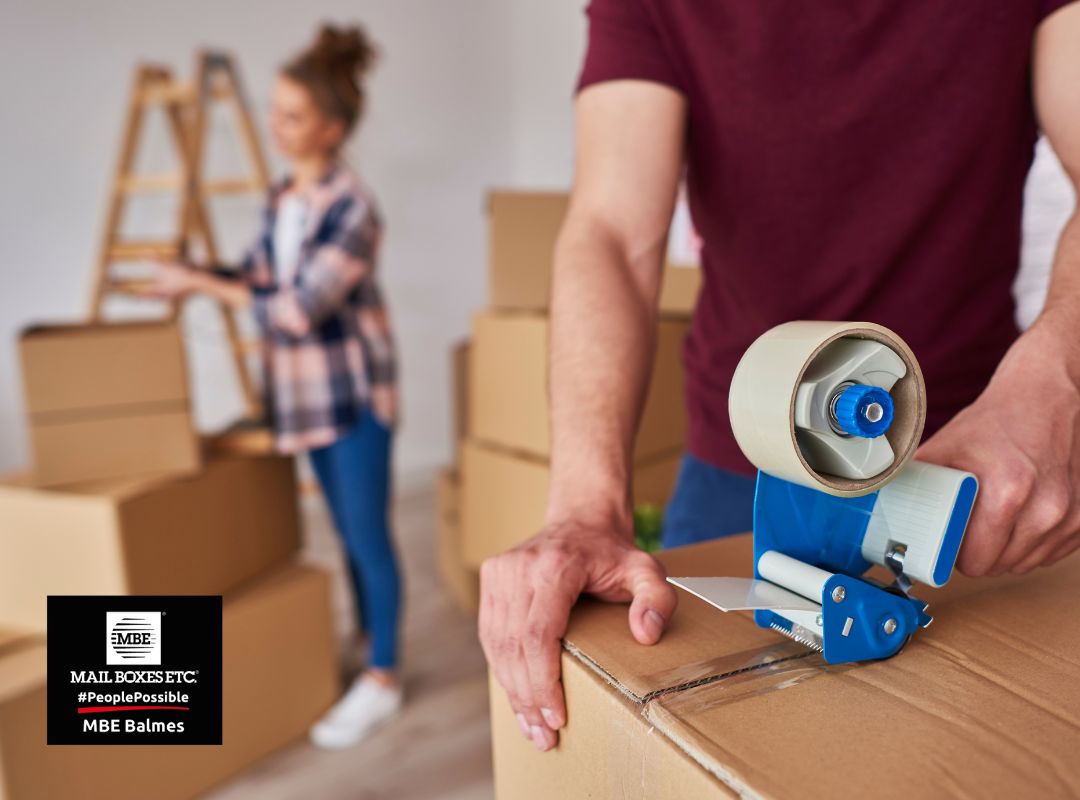 pareja empaquetando para una mudanza internacional